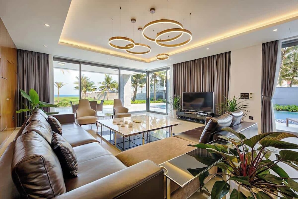 Oceanfront Elegance: 7 br Villa in Luxury Resort — 4-Star Luxury Hotel in Da Nang, Vietnam