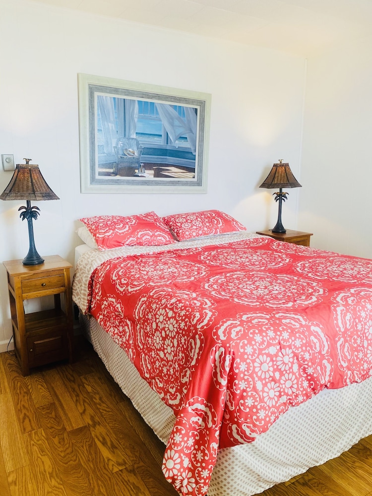 Snug Harbor Marina and Hotel - photo 4