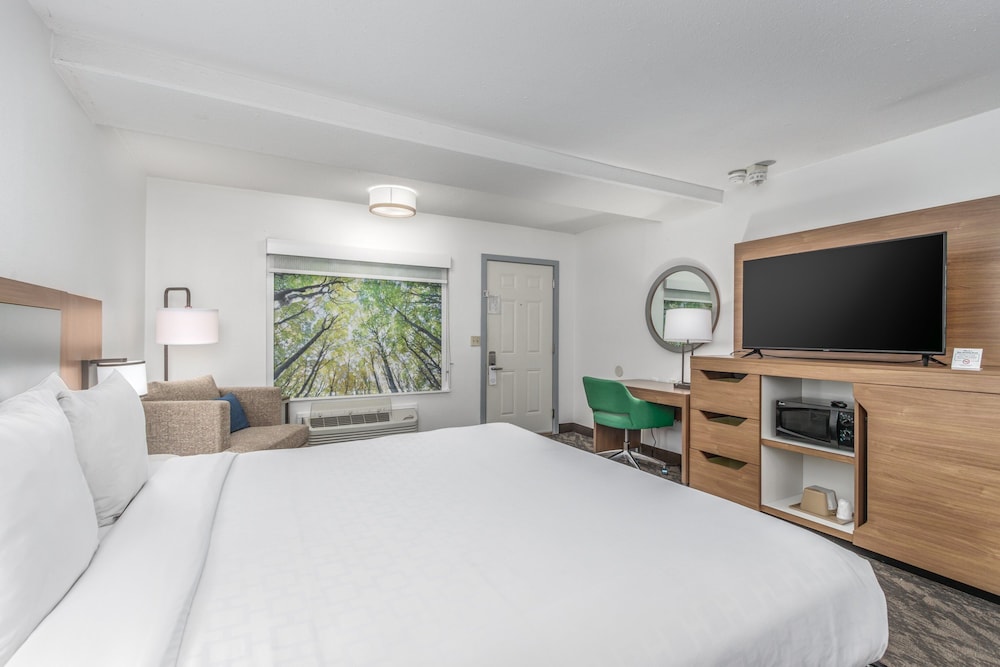 Crossroads Inn & Suites - photo 32