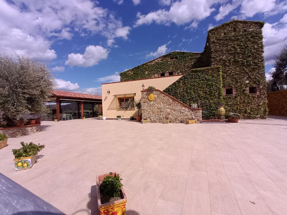 Agriturismo Le Campanelle — 4-Star Luxury Hotel in Lascari, Italy