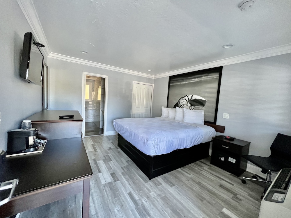 Aura Inn Monterey - photo 63