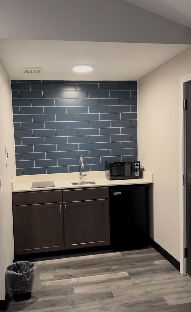 Days Inn & Suites by Wyndham Port Huron - photo 39