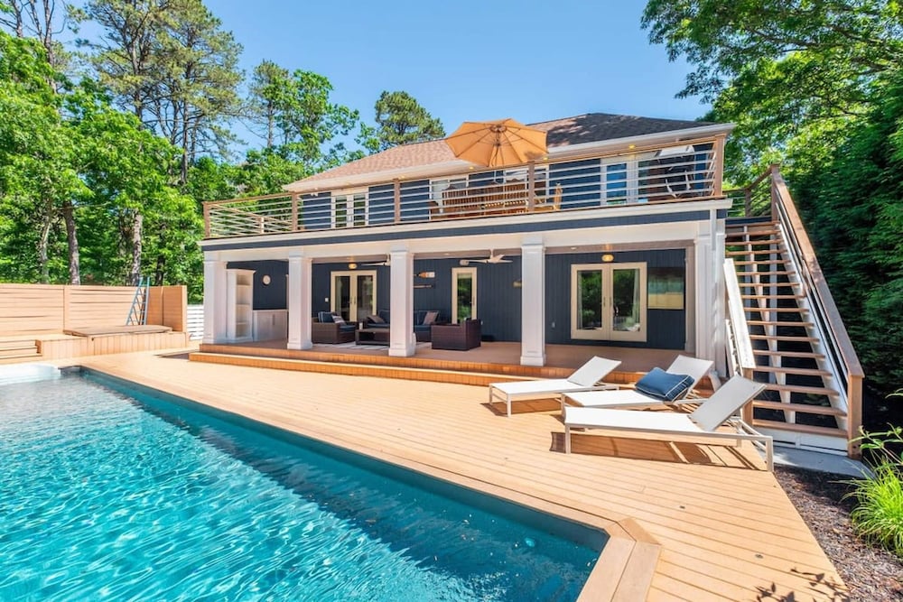 Heated Pool Hot tub Beachwood Cove by Rovetravel — hotel in East Hampton