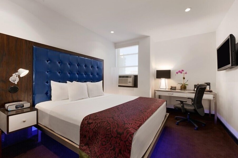 Night Hotel Broadway - photo 16