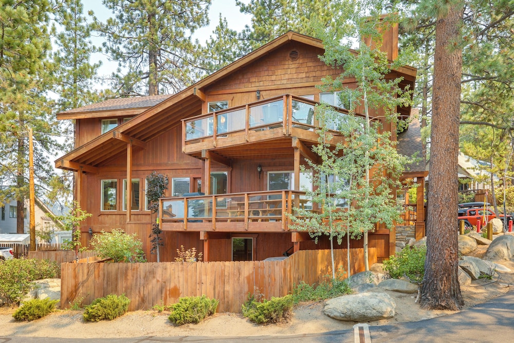Deck And Beach Access Lake Tahoe Shoreside Retreat — hotel in Elk Point