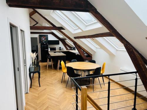 Elegant T4 Centre Reims Parking Prive in Reims, France