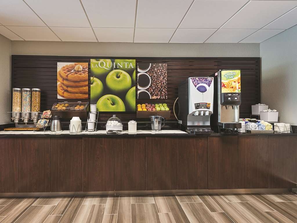 La Quinta Inn & Suites by Wyndham Plantation at SW 6th St - photo 33