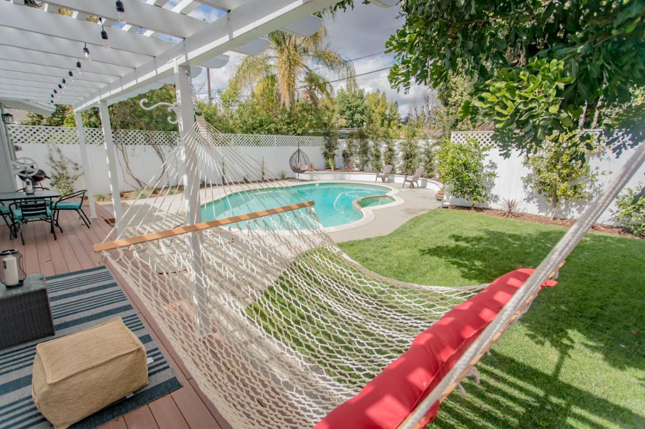 Enchanting Sherman Oaks Home with Pool Permit #Hsr Two Five Zero Zero 3222 — 4-Star Luxury Hotel in Sherman Oaks, United States