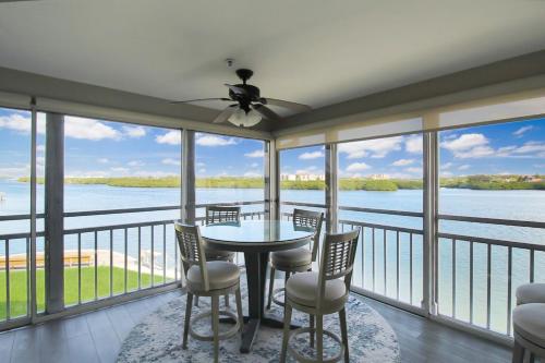 Bayfront 3BR 2nd floor Siesta Key condo with private beach access — 4-Star Luxury Hotel in Siesta Key, United States