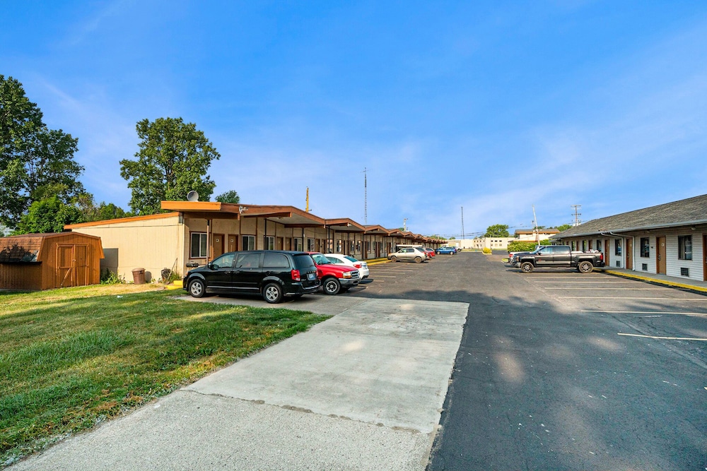 Great Lakes Inn and Suites - photo 17