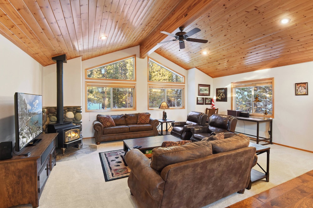 Quaking Cabin Gas BBQ & Amenities Access — 4-Star Luxury Hotel in Truckee, United States