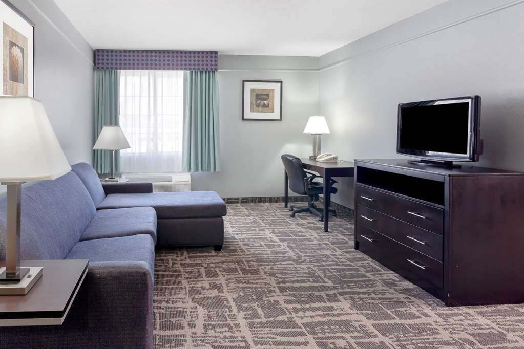 La Quinta Inn & Suites by Wyndham Kerrville - photo 32