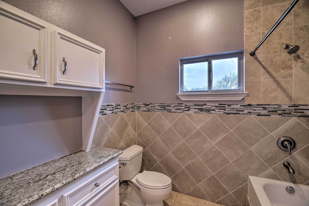Grand Rosharon Estate on 10 Acres of Farmland pet-friendly hotel Rosharon