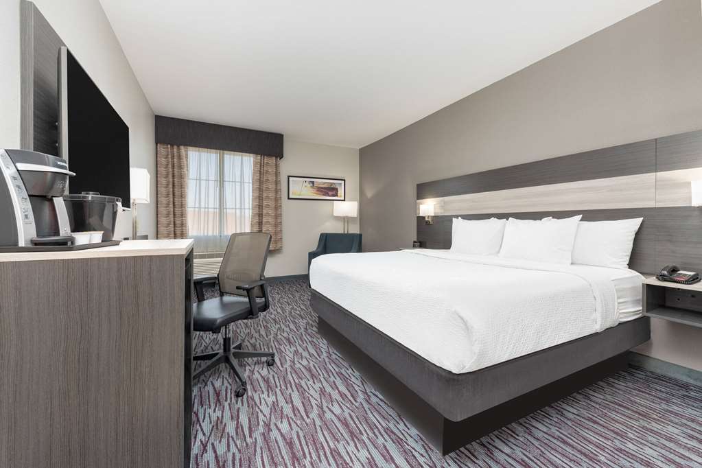 La Quinta Inn & Suites by Wyndham Allen at The Village - photo 16