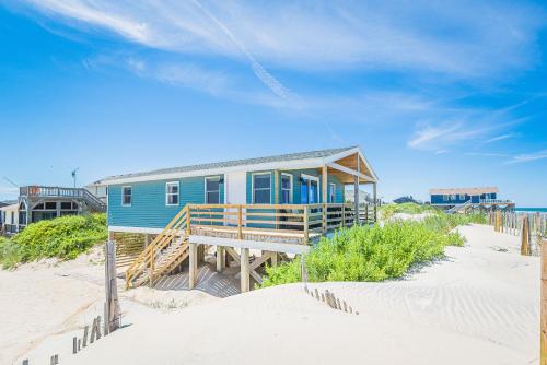 Primrose Cottage S Nags Head MP 19 Oceanfront Steps to the Water Well Equipped Pets OK — 4-Star Luxury Hotel in Nags Head, United States