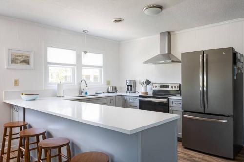 Cozy Nags Head Home Walkable to Beach with Hot Tub — 4-Star Luxury Hotel in Nags Head, United States