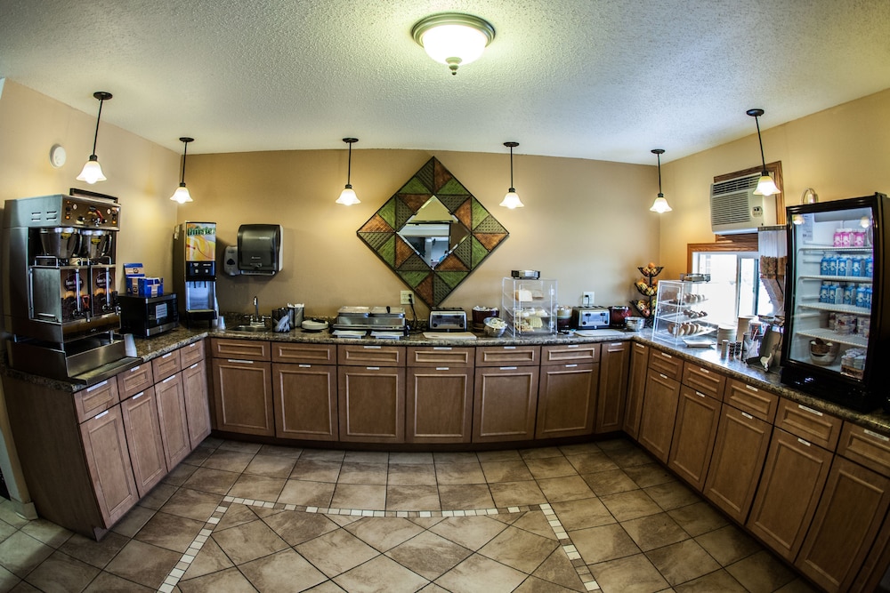 Fargo Inn and Suites - photo 25