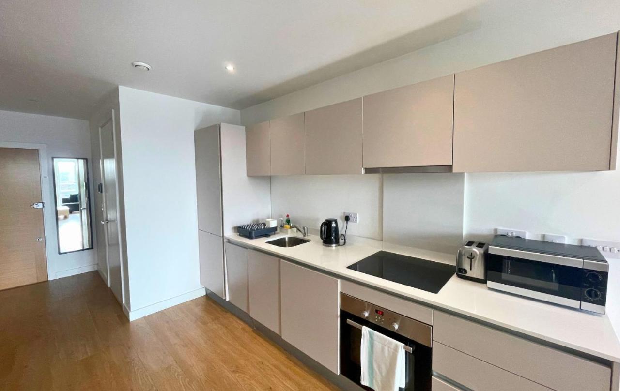 Bracknell Stylish Two Bedroom Apartment — 4-Star Luxury Hotel in Bracknell, United Kingdom
