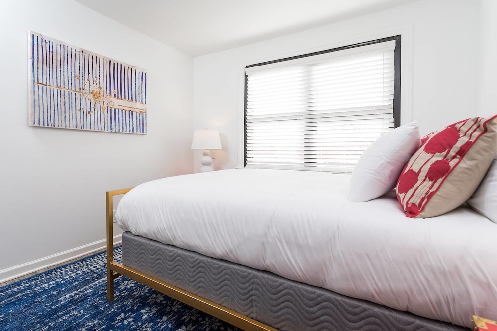 8 Bedrooms Comprised of 4 2BR Suites by Domio - photo 3
