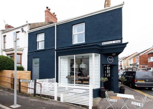 Beautiful Two Bed Mumbles Flat with parking space in Swansea, United Kingdom