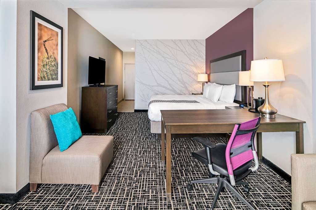 La Quinta Inn & Suites by Wyndham McAllen La Plaza Mall - photo 32