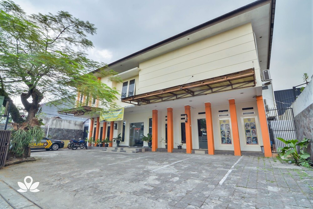 Zen Rooms Basic Gor Cikutra - carbon neutral hotel in Bandung