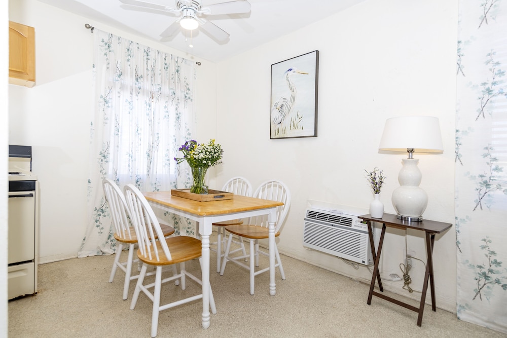 Tropic Isle Hotel and Apartment - photo 24