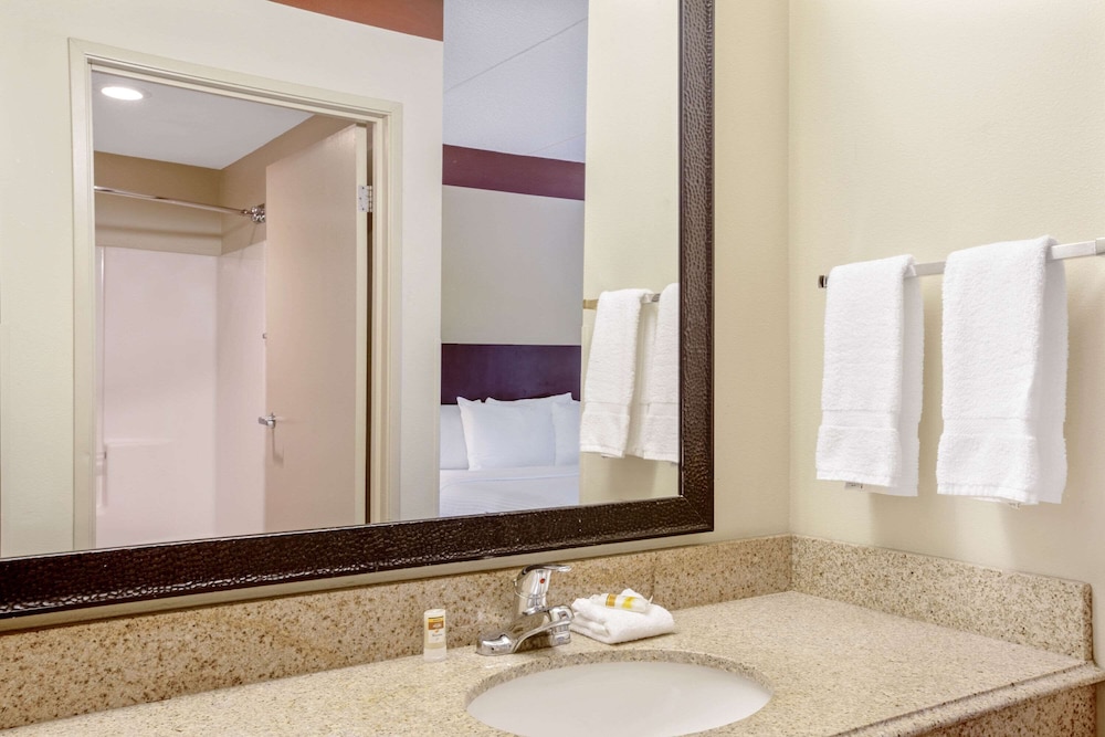 La Quinta Inn & Suites by Wyndham Miami Cutler Bay - photo 5