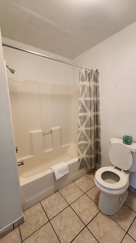 Benbrook Inn & Suites - photo 18