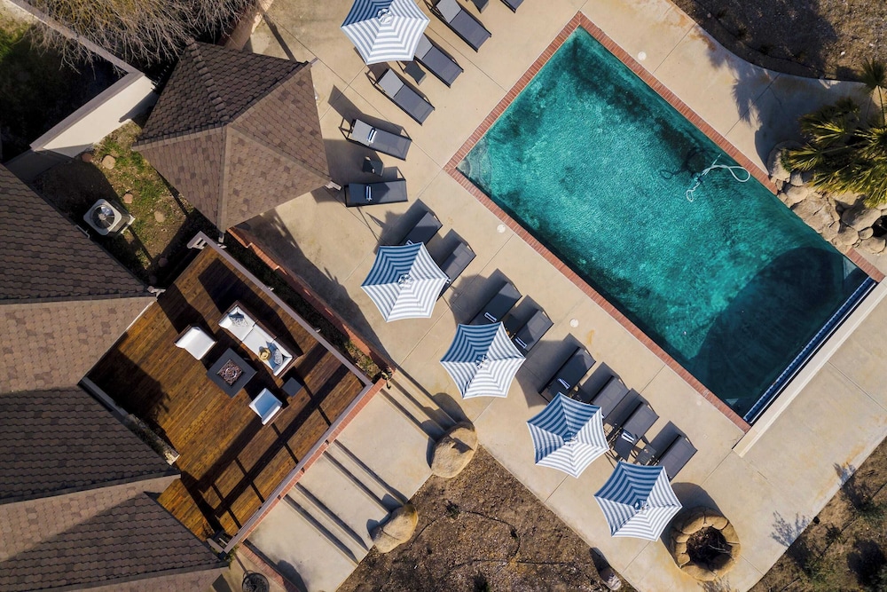 Cathedral by Avantstay Charming Secluded Estate w Sauna Pool Table & Views of the Rolling Hills - photo 10