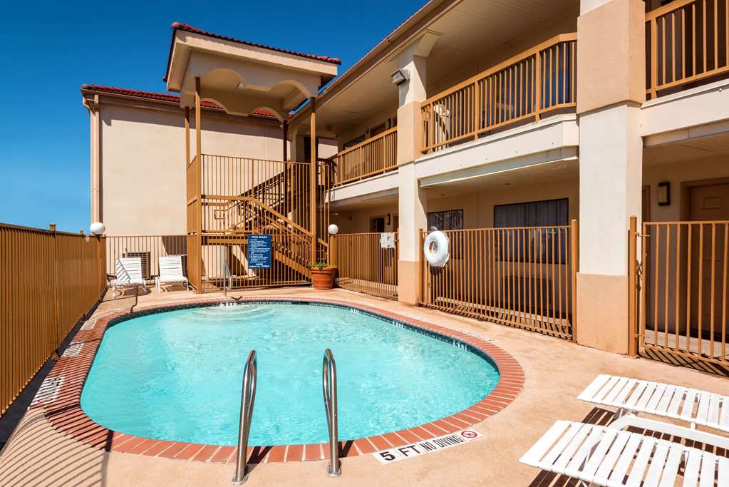 Days Inn by Wyndham Near Seaworld San Antonio - photo 5