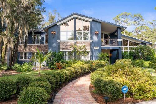 Sleeps 28 Events Salt Pool Spa Outdoor Kitchen in Seminole, United States