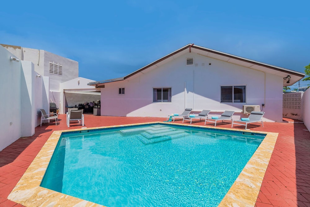 3BR 3BA Pool Downtown Short Walk to Beach in Oranjestad, Aruba