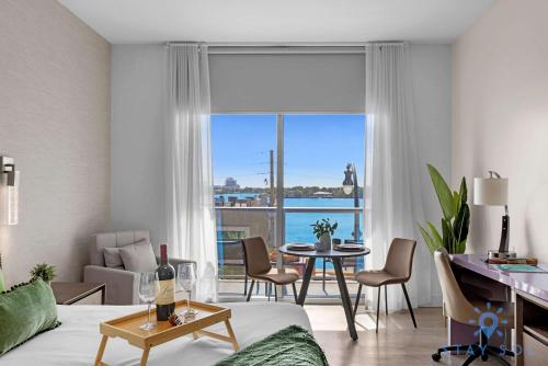 Hollywood Bliss Near Beach Studio Rooftop Pool in Hollywood, United States