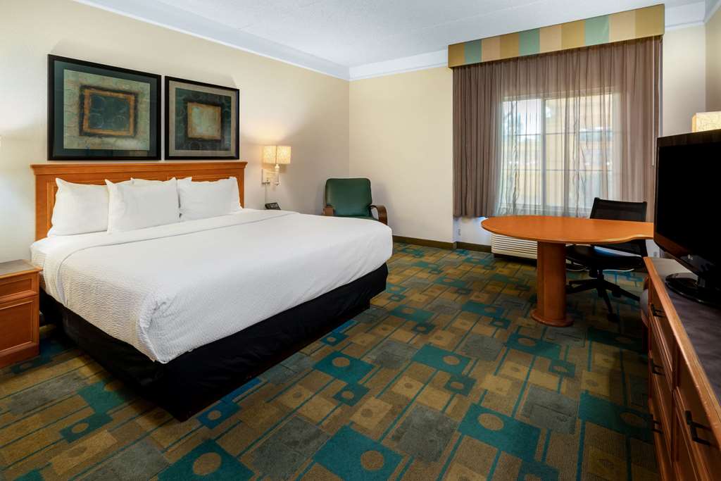 La Quinta Inn & Suites by Wyndham Phoenix West Peoria - photo 10