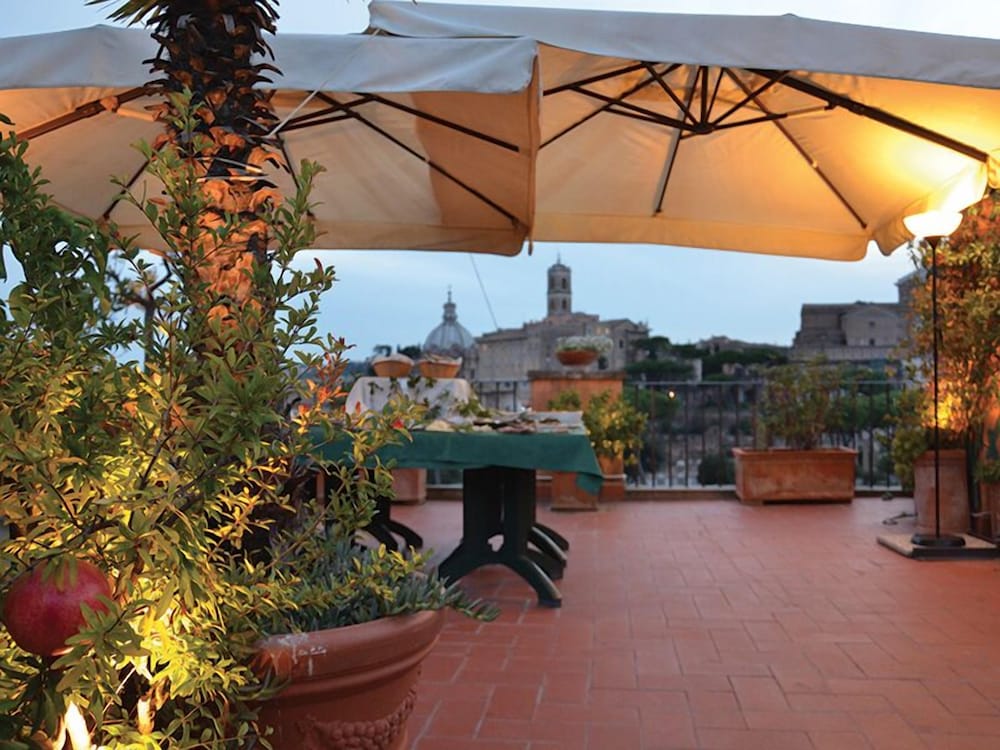 Residenza Maritti Classic Rooms — 4-Star Luxury Hotel in Rome, Italy