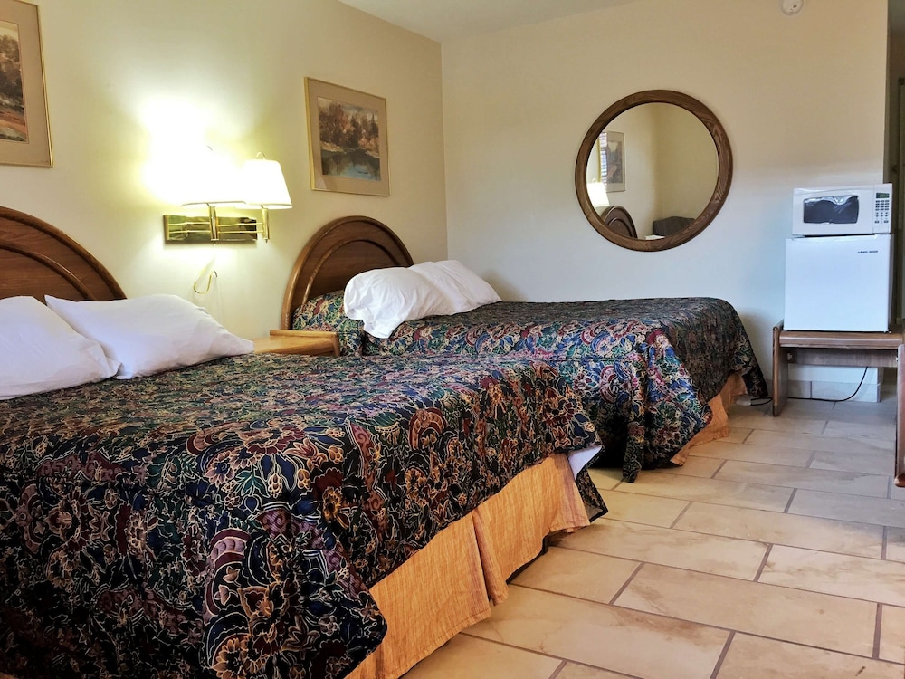 Budget Host East End Hotel in Riverhead - photo 15