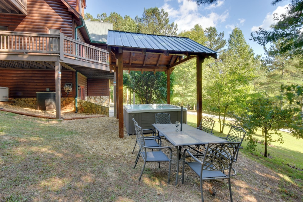 Hot Tub Game Tables and Mtn Views Ellijay Cabin — 4-Star Luxury Hotel in Ellijay, United States