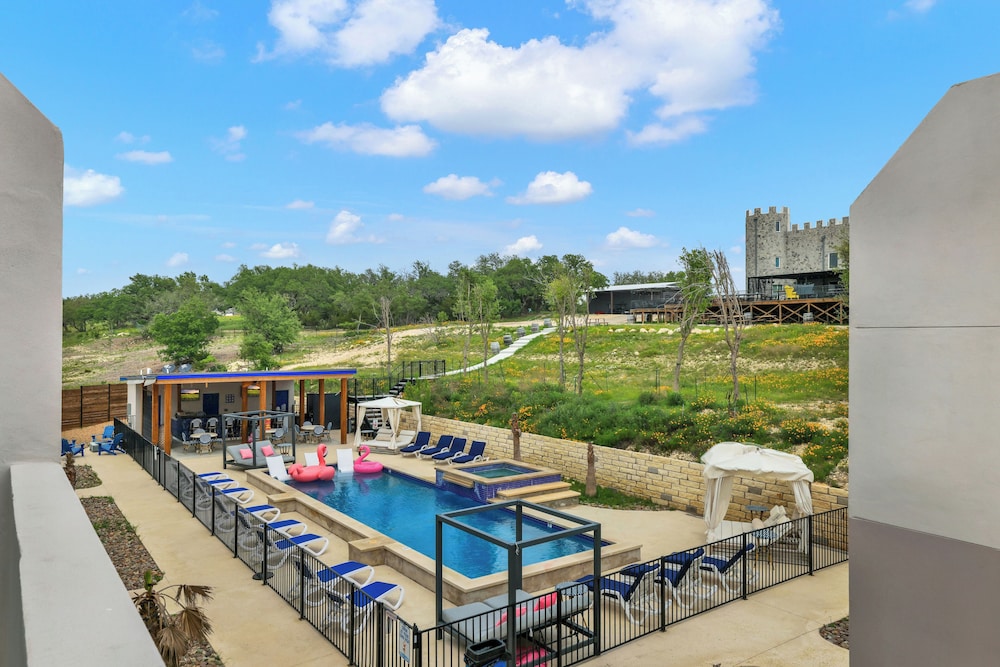 The Bentley Hotel Mona Lisa Room Pool View in Johnson, United States