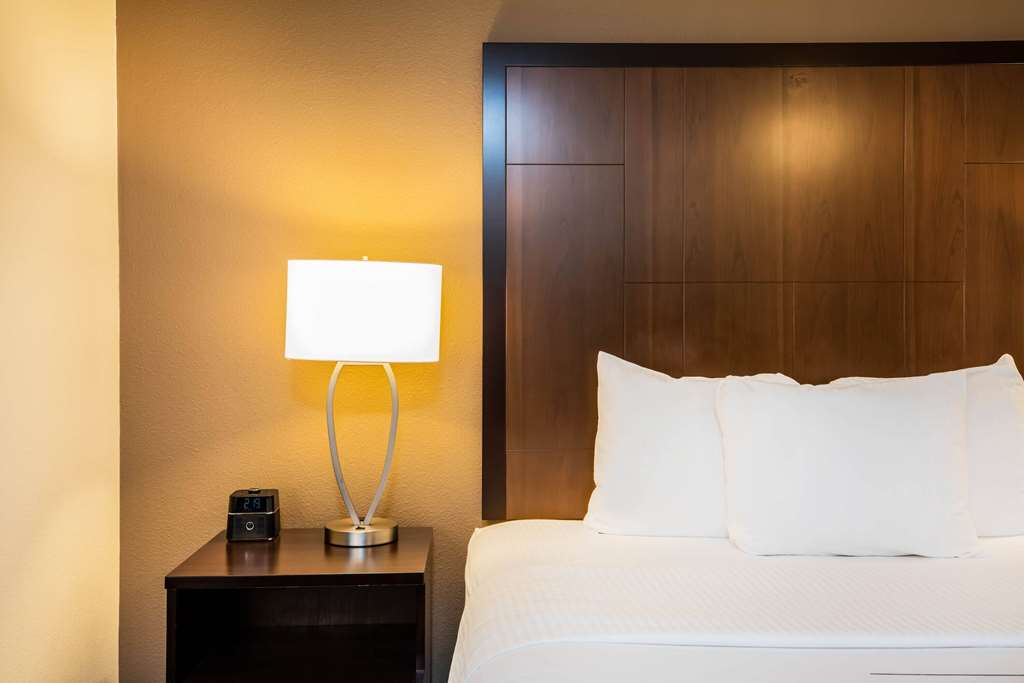 La Quinta Inn & Suites by Wyndham Portland Airport - photo 17