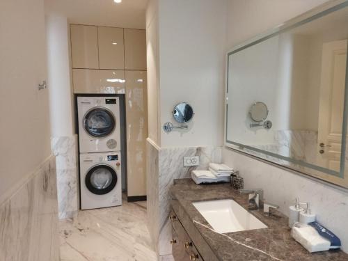 Luxury Suite Attached With Leela Hotel Bangalore — Bengaluru