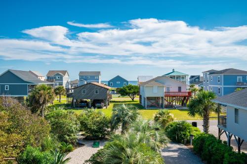 Coastal Living by Oak Island Accommodations - photo 34