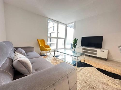 Jacinto Benavente 15 3a Con Parking Gratis by Ybh in Vigo, Spain