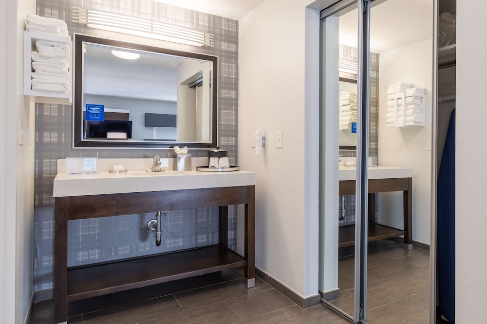 Hampton Inn & Suites Greensboro Coliseum Area - photo 37
