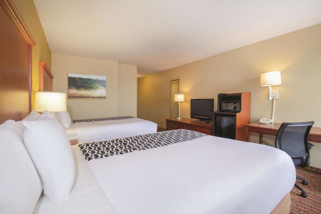 La Quinta Inn & Suites by Wyndham Bentonville - photo 19