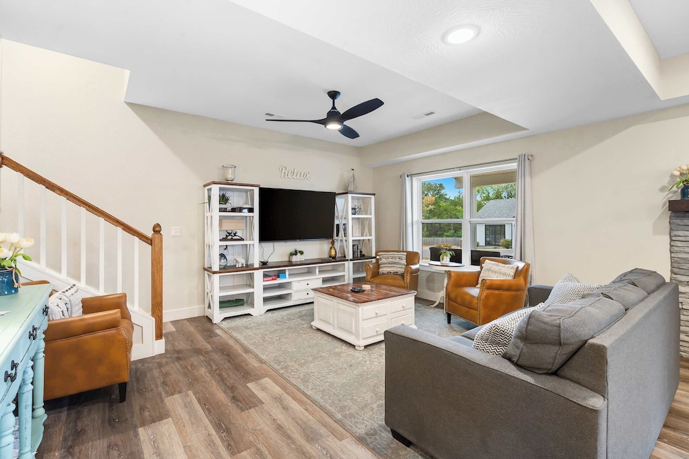 Pineapple Bungalow 14ppl — 4-Star Luxury Hotel in Hollister, United States