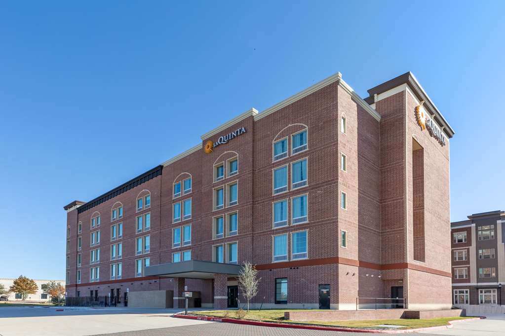 La Quinta Inn & Suites by Wyndham Dallas Frisco Stadium in Frisco, United States