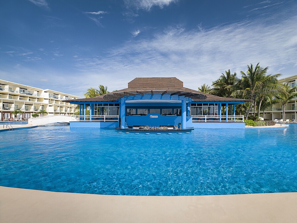 Swim-up Bar