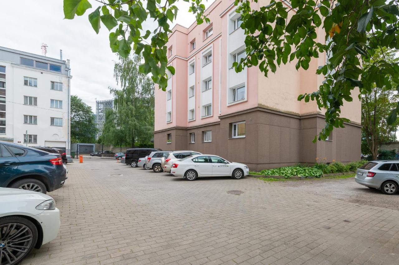 Cozy Stylish Studio Apartment with FREE Parking by Centralapartments