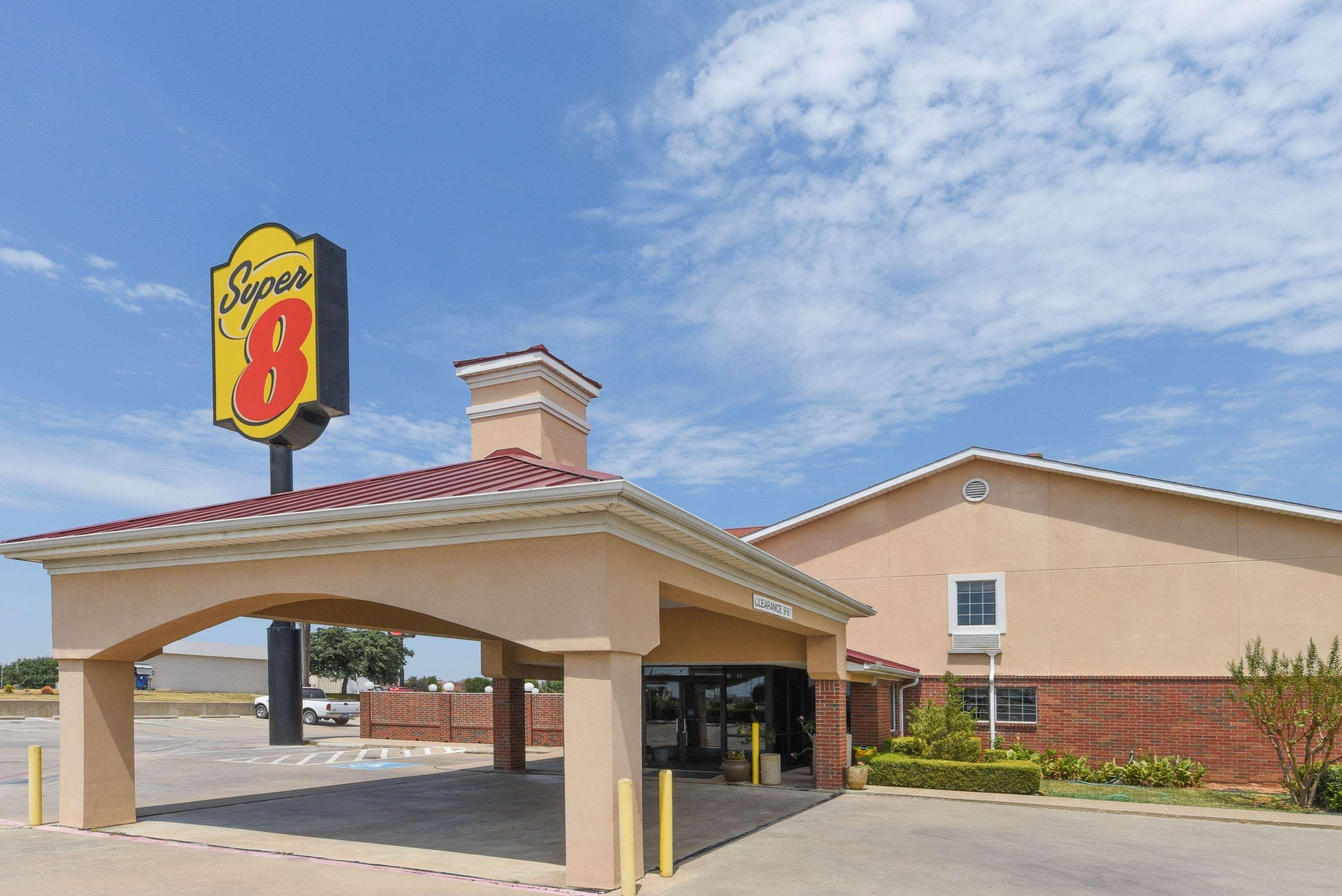 Super 8 by Wyndham Burleson Fort Worth Area — hotel in Burleson